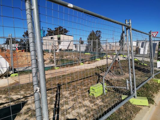 Hàng rào an ninh tạm thời cao 1,8m Lưới ngoài trời 60 * 60mm