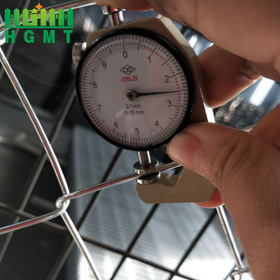 Khu vườn riêng tư chất lượng tuyệt vời Hot đắm galvanized 3.0MM Cyclone dây dây chuyền liên kết hàng rào cuộn