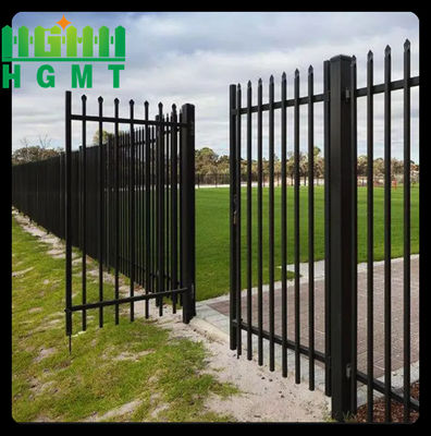 Chiếc cổng và hàng rào bằng sắt rèn hiện đại