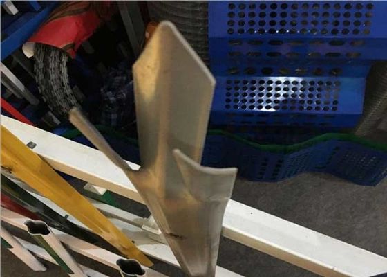 W Màu sắc phủ bột nhạt 1.5mm Lớp hàng rào thép với cột loại H