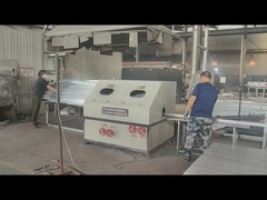 Trụ hàng rào đang được khoan để gắn các phụ kiện