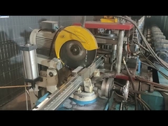 Bài đào đang được cắt thành kích thước theo yêu cầu của khách hàng