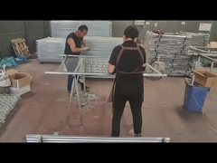 Công nhân đang dùng dây nối hàng rào dây xích và ống khung