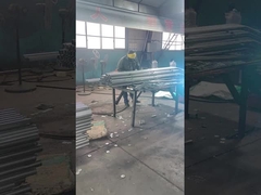 Đầu nối hàng rào đang được hàn vào cột hàng rào