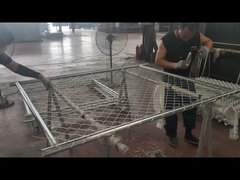 Hàng rào dây xích đang được liên kết vào khung