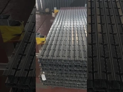 Các trụ lan can đang được xếp chồng lên nhau