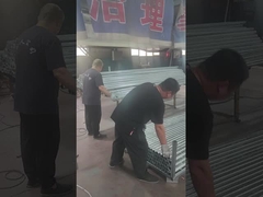 Trụ hàng rào đang được đánh bóng và xếp chồng lên nhau