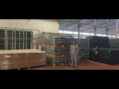 Rào chắn bảo vệ cạnh chân được gia cố bằng neo nhọn trên mặt đất