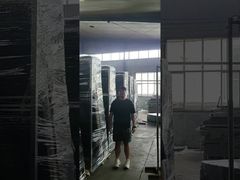 hàng rào an ninh với pallet sắt màu đen